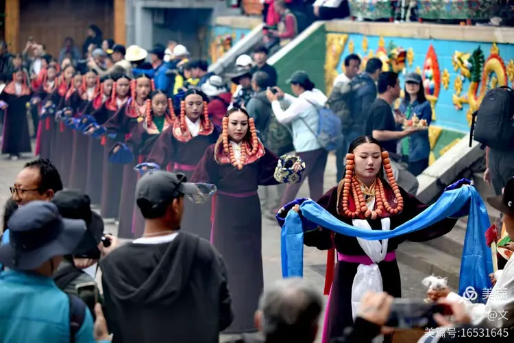 青海同仁六月会盛况掠影（一）